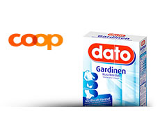 Eine Packung dato Gardinenwaschmittel steht neben dem coop@home Logo