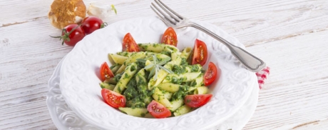 Nudeln mit Bärlauch-Frischkäse-Sauce und Cocktailtomaten