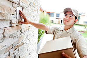 Umzug-Checkliste: Postbote klingelt bei neuer Adresse