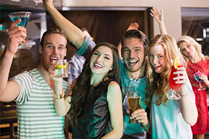 Umzug-Checkliste: Gäste tanzen auf Einweihungsparty