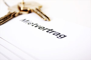 Mietvertrag und Schlüssel