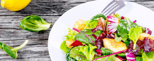 Fromage de brebis grillé et salade de côtes de bette