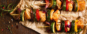 Bunte Hähnchenspiesse vom Grill